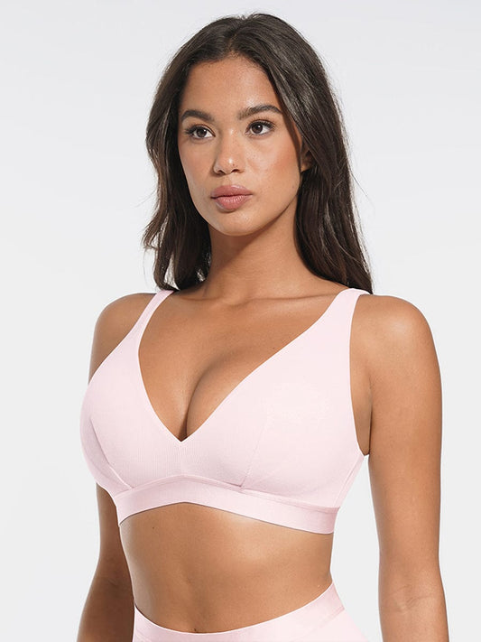 Bralette de canalé con escote en V profundo y almohadillas extraíbles para usar todo el día.