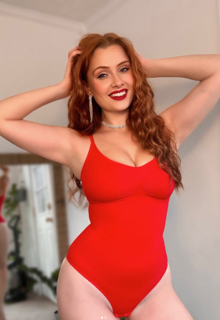 <p>Sarah Johnson en <strong>body moldeador</strong></p>