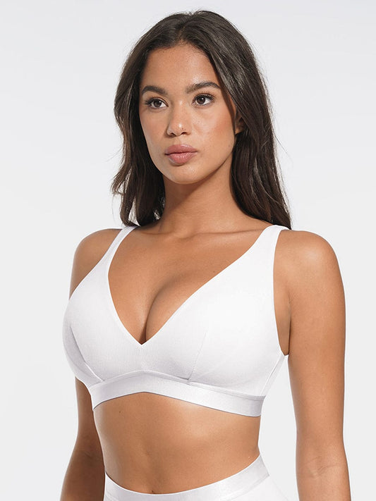 Bralette de canalé con escote en V profundo y almohadillas extraíbles para usar todo el día.
