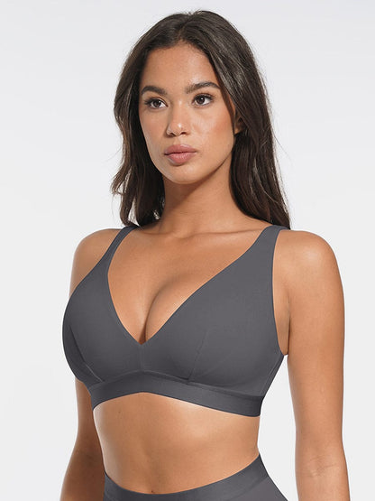 Bralette de canalé con escote en V profundo y almohadillas extraíbles para usar todo el día.
