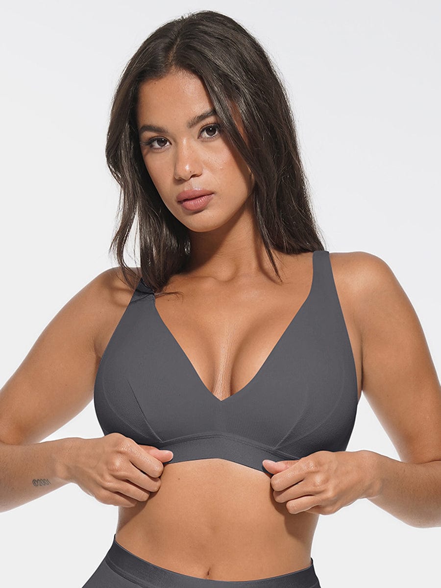 Bralette de canalé con escote en V profundo y almohadillas extraíbles para usar todo el día.