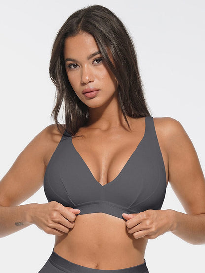 Bralette de canalé con escote en V profundo y almohadillas extraíbles para usar todo el día.